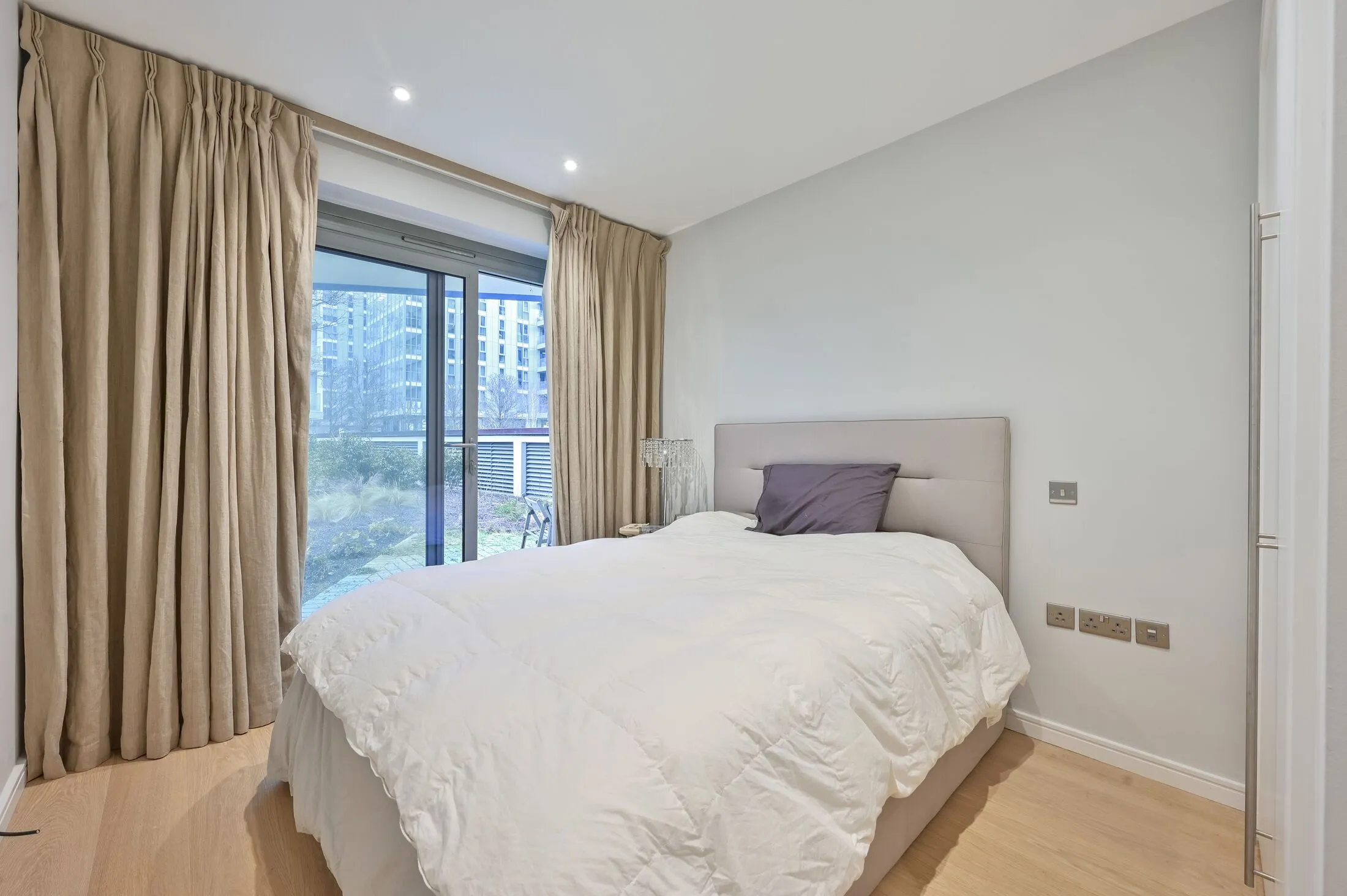 Flat Eastfields Avenue in Greater London