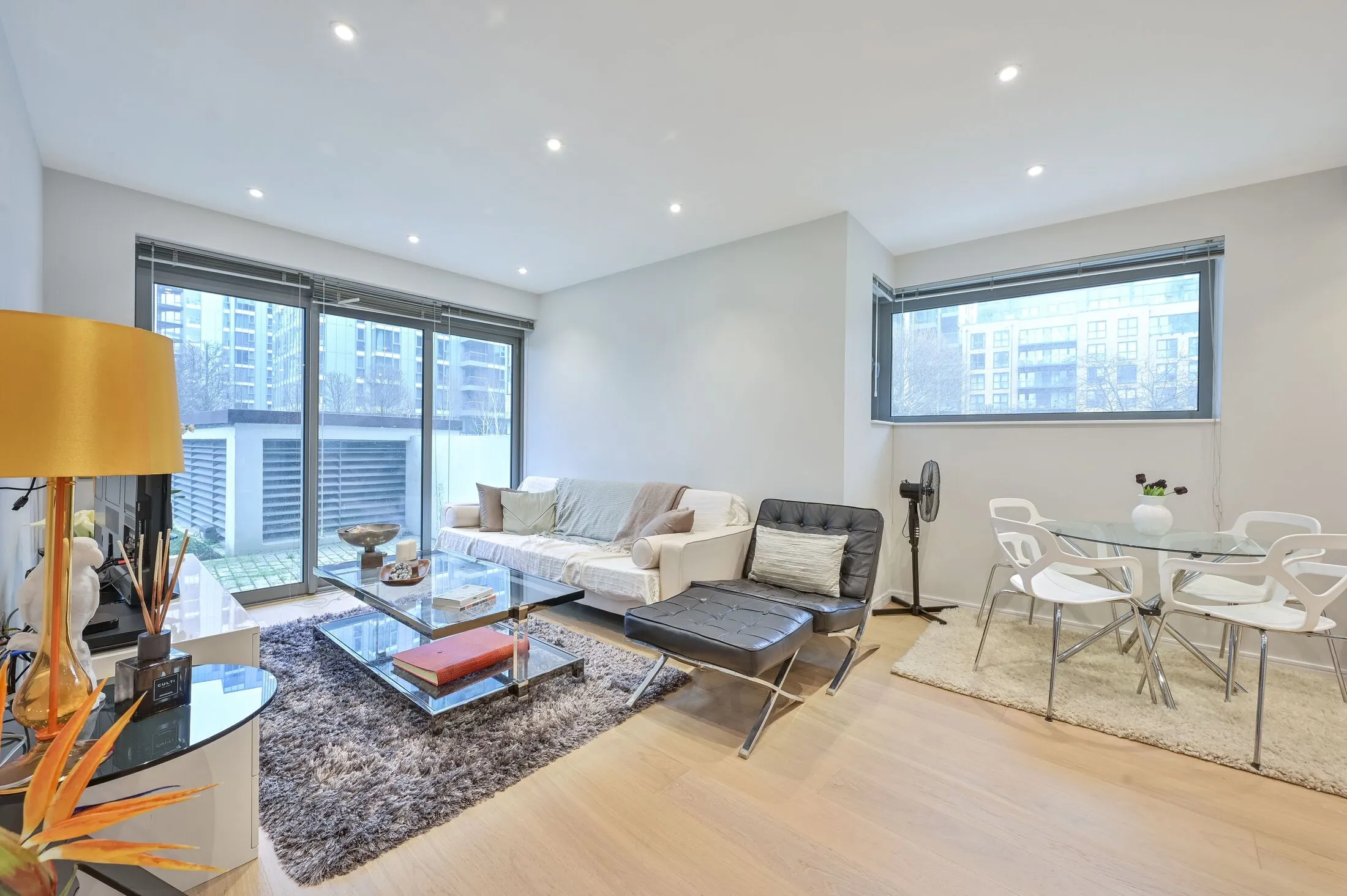Flat Eastfields Avenue in Greater London