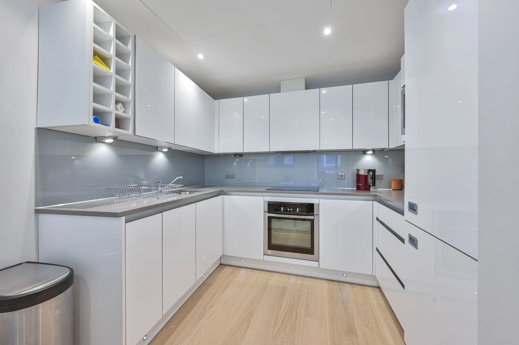 Flat Eastfields Avenue in Greater London