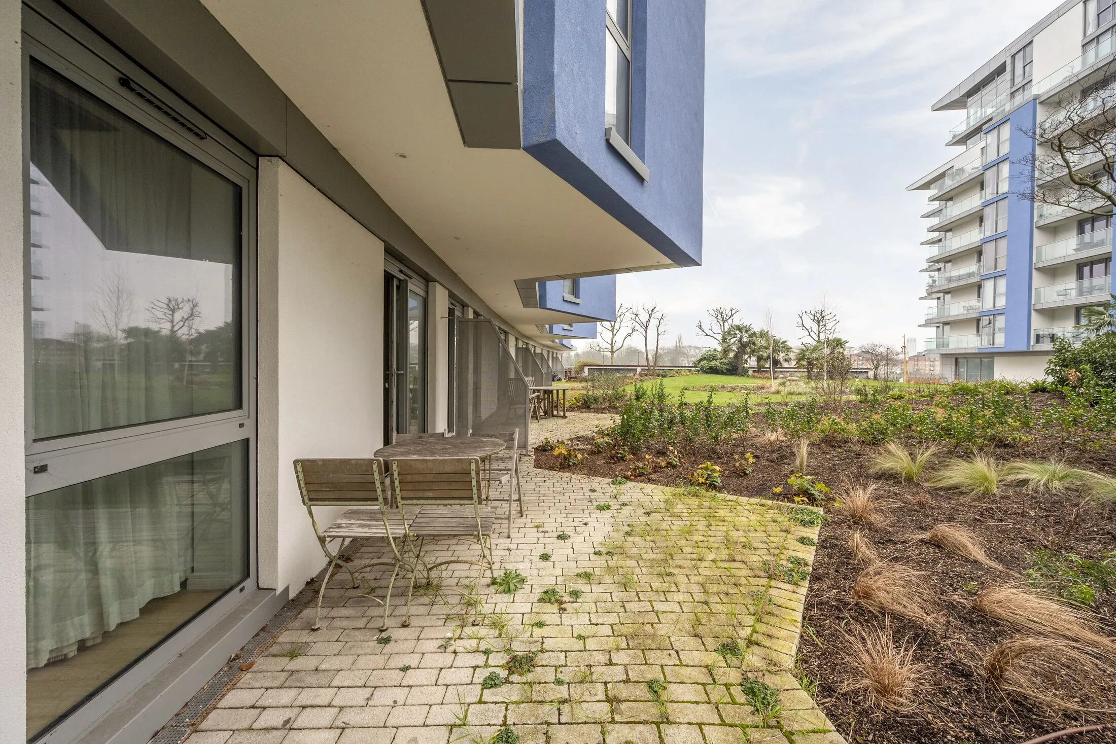 Flat Eastfields Avenue in Greater London