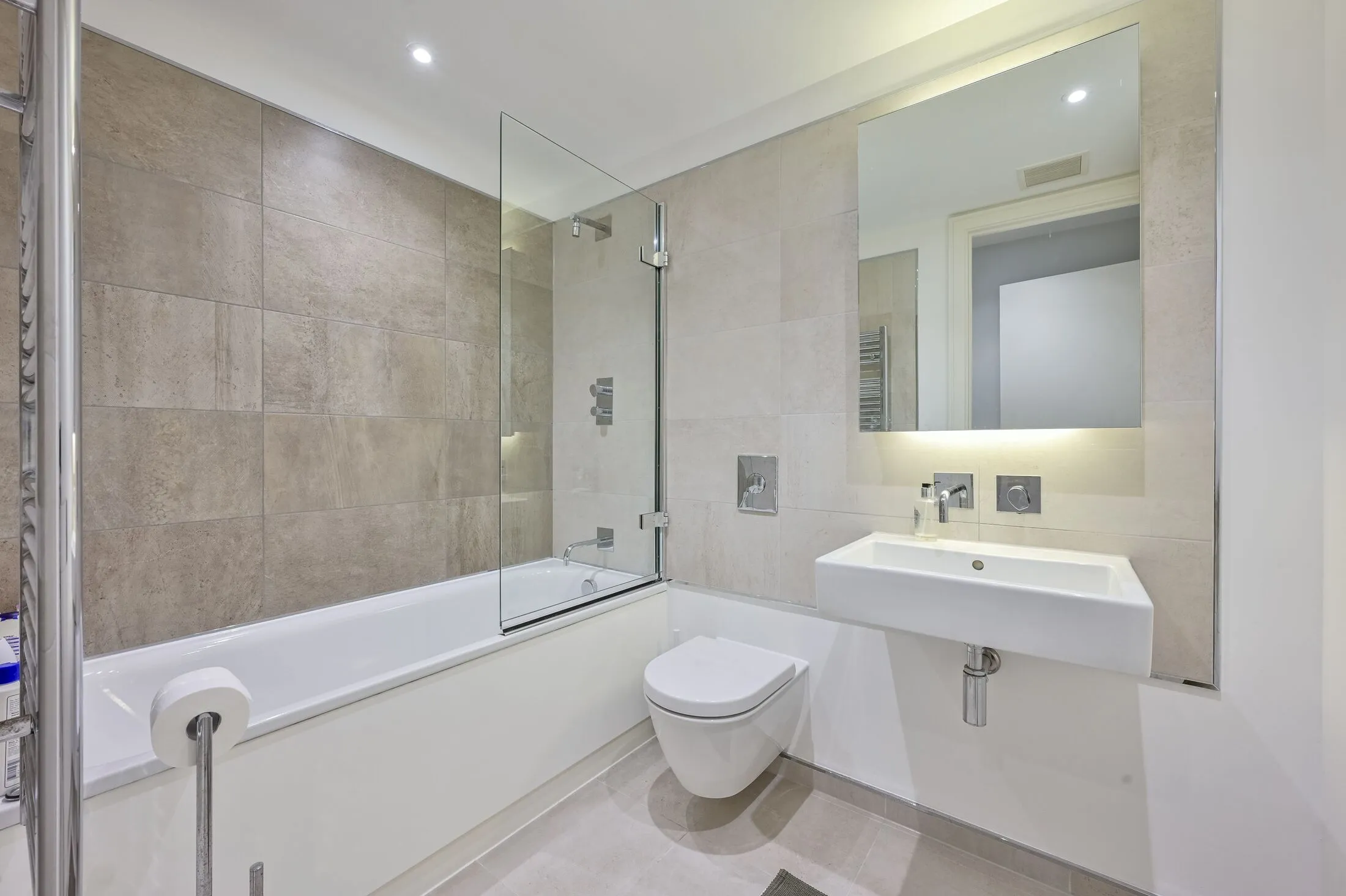 Flat Eastfields Avenue in Greater London