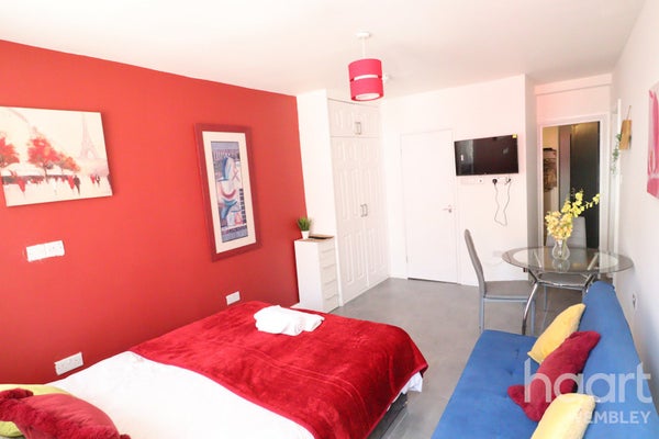 Flat Fernbank Avenue in London