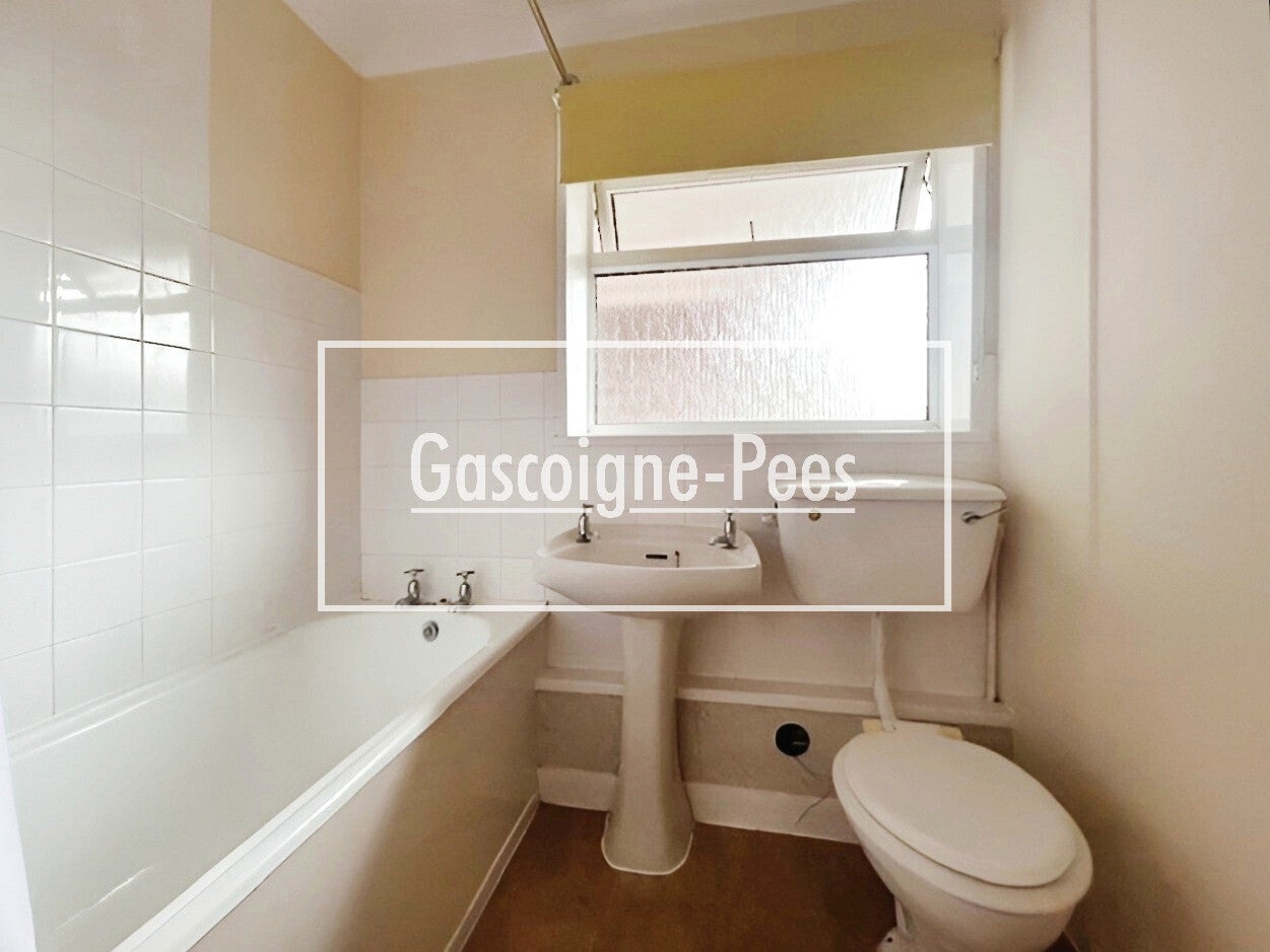Flat Cedar Close in Basingstoke and Deane