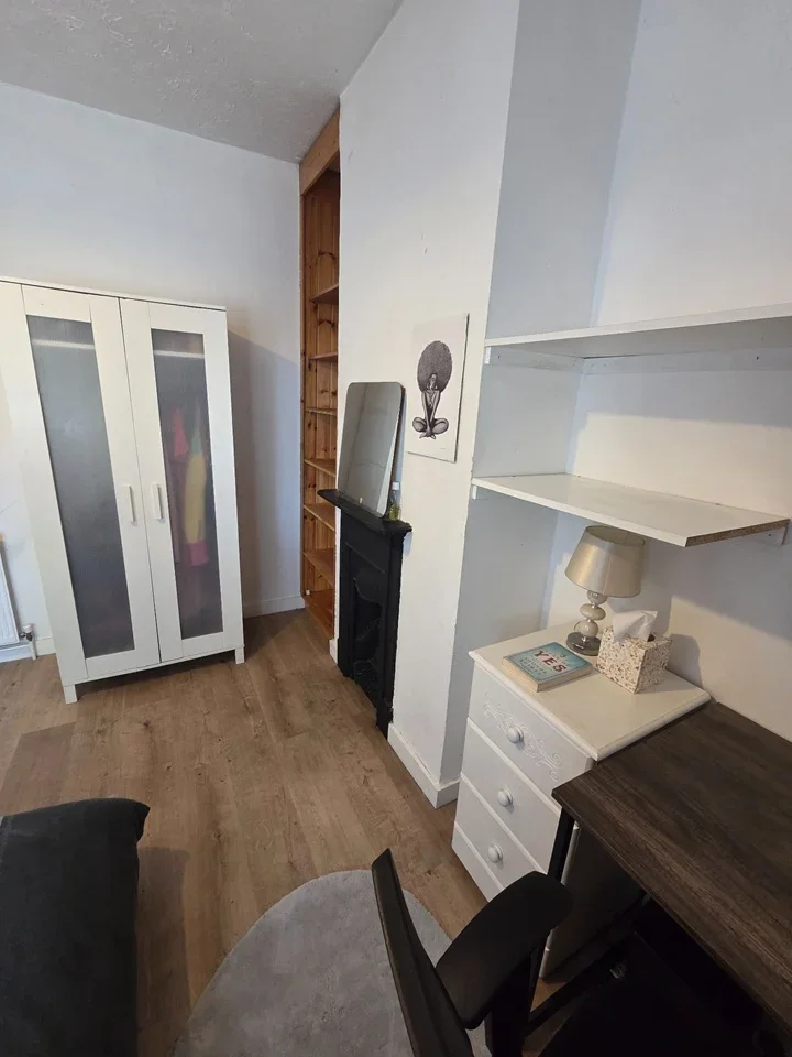 Room King Alfred Avenue in Greater London