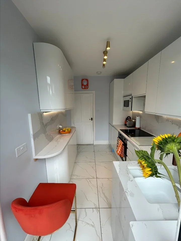 Room King Alfred Avenue in Greater London