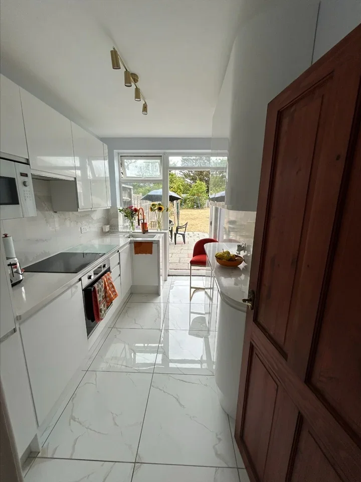 Room King Alfred Avenue in Greater London