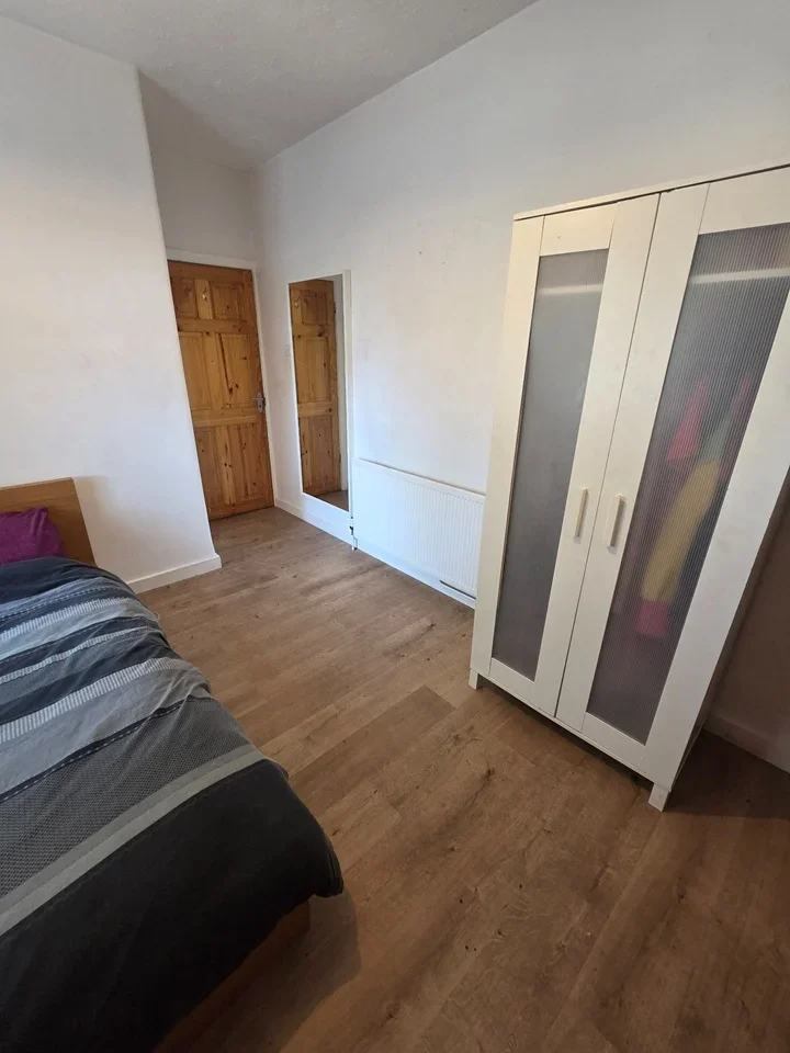 Room King Alfred Avenue in Greater London