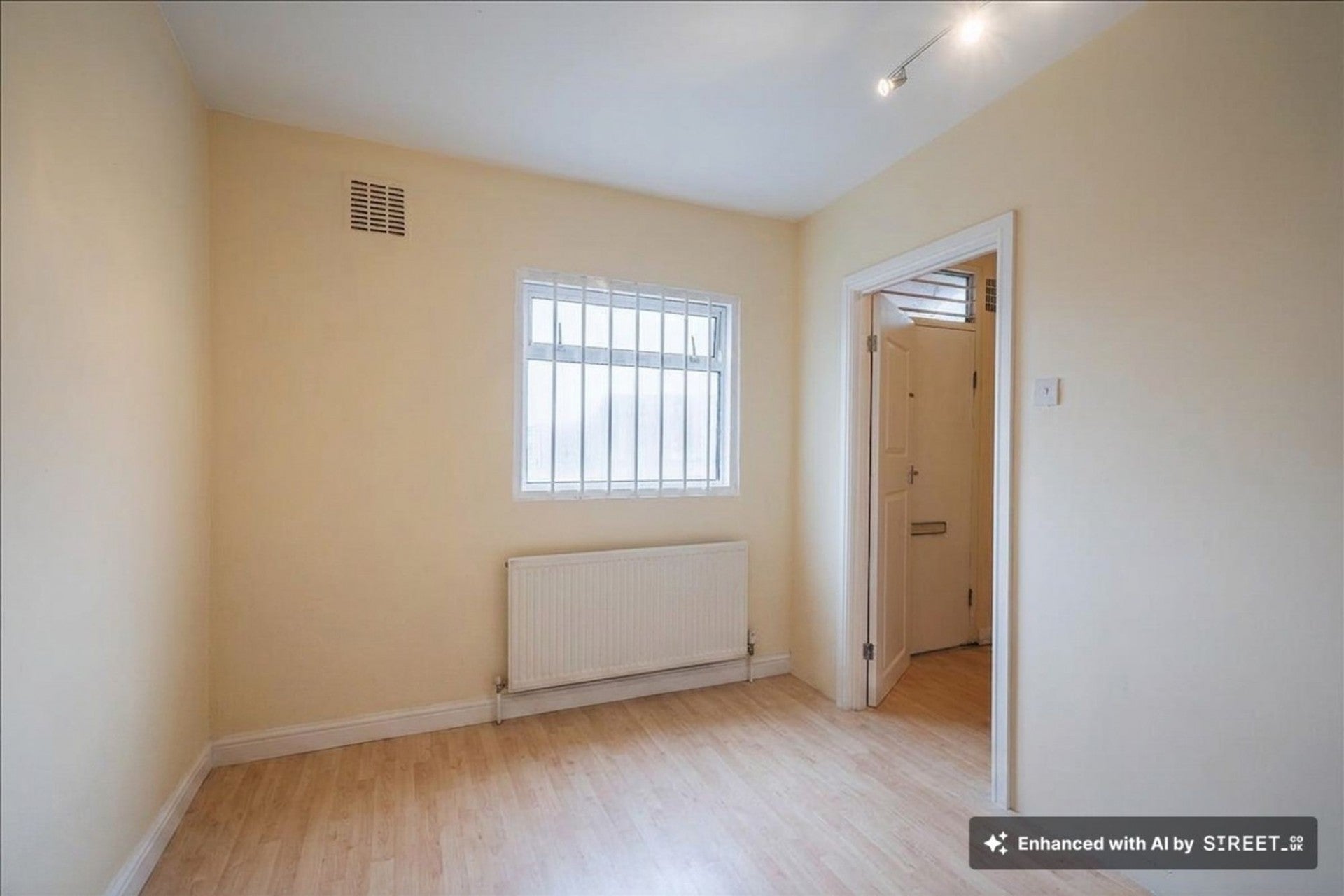 Flat Goldhawk Road in Greater London