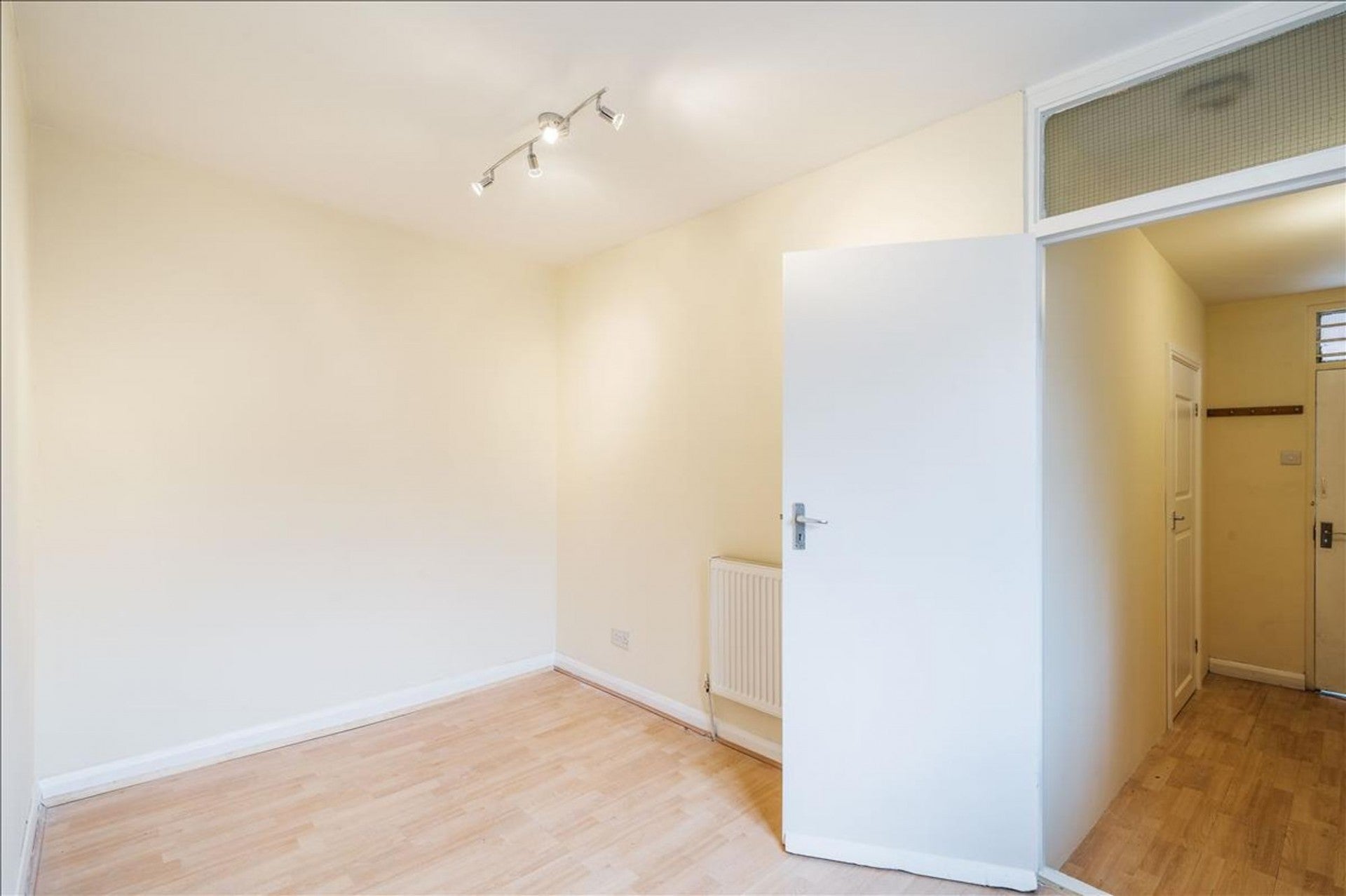 Flat Goldhawk Road in Greater London