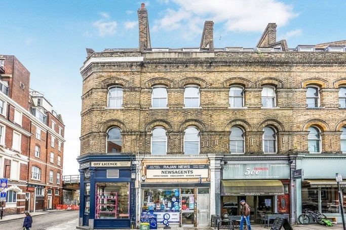 Flat Ferndale Road in Greater London