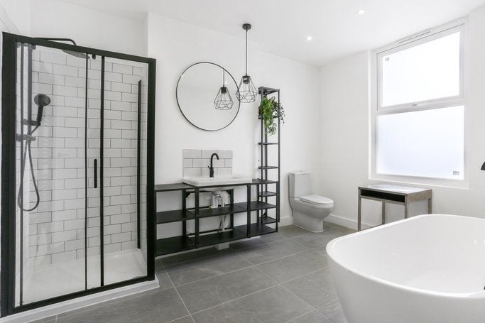 Flat Ferndale Road in Greater London
