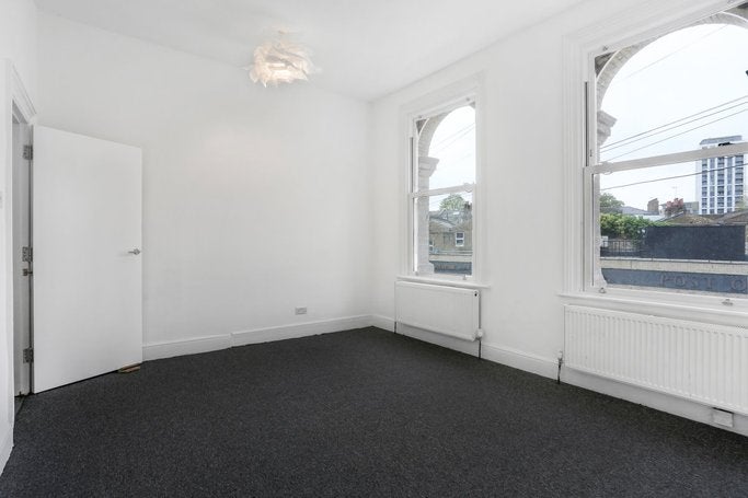 Flat Ferndale Road in Greater London