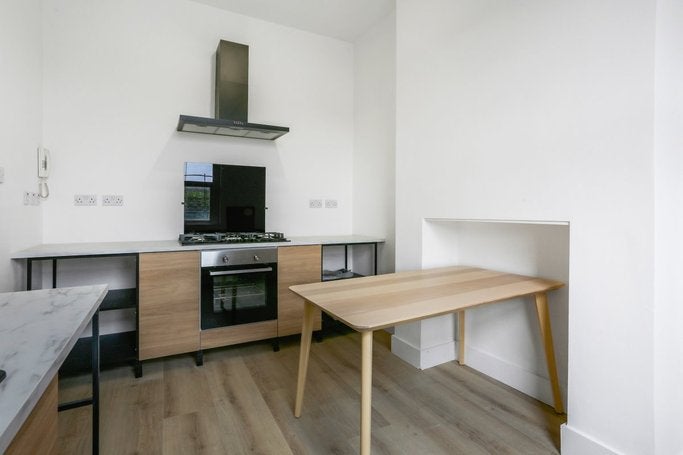 Flat Ferndale Road in Greater London