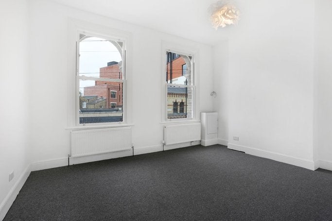 Flat Ferndale Road in Greater London