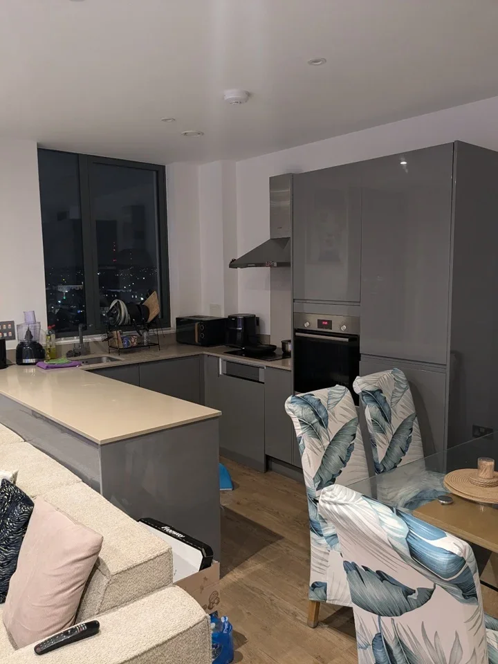 Room Cairo New Road in Greater London