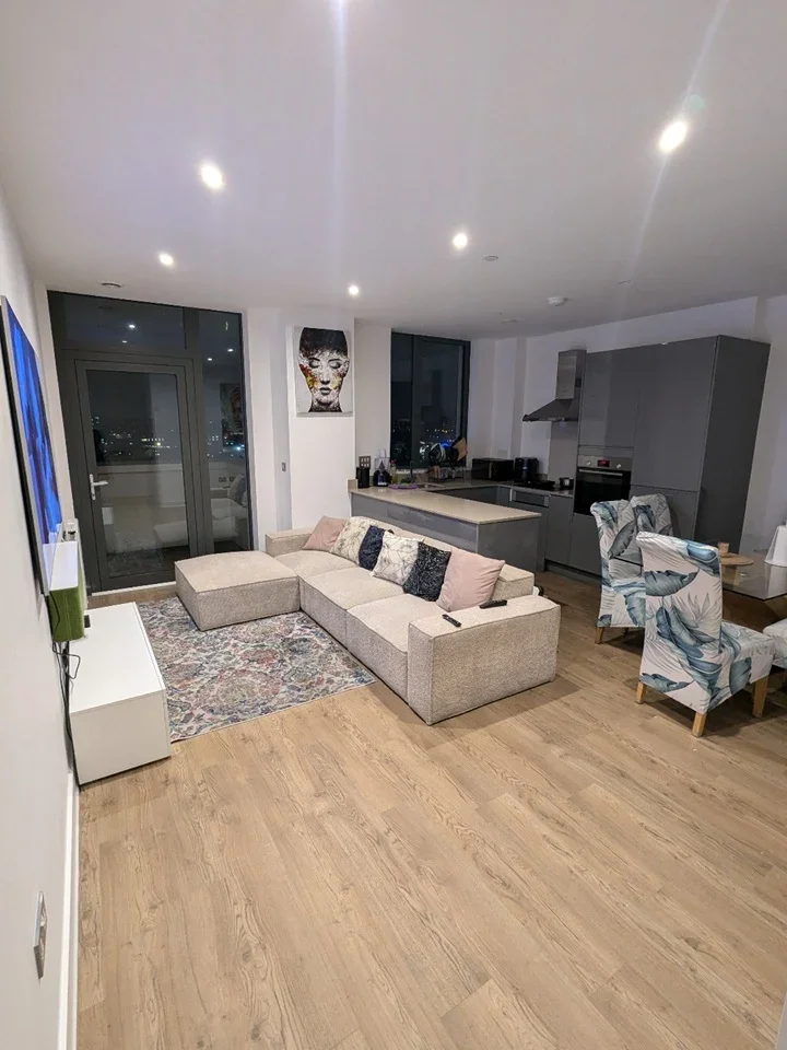 Room Cairo New Road in Greater London