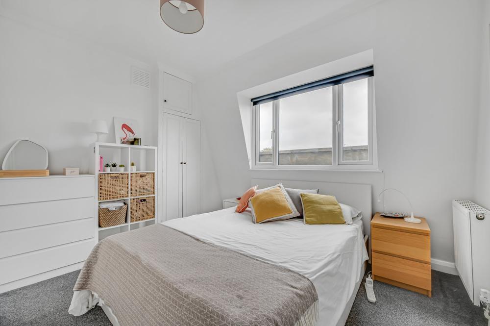 Flat Eardley Crescent in Greater London
