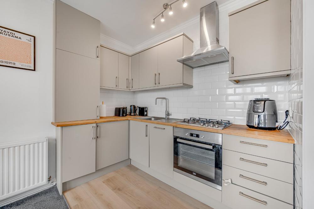 Flat Eardley Crescent in Greater London