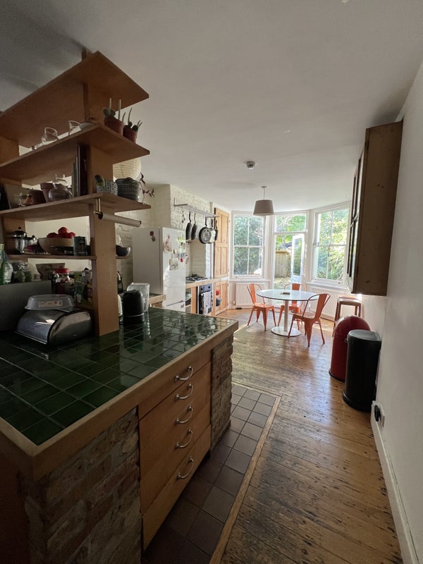 Room Pemberton Road in Greater London