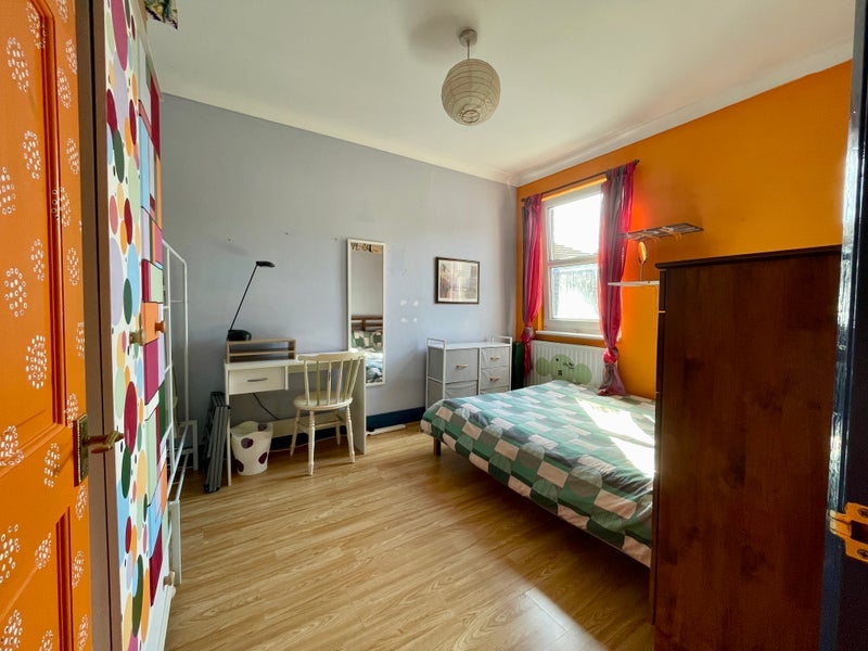 Room Tinto Road in Greater London