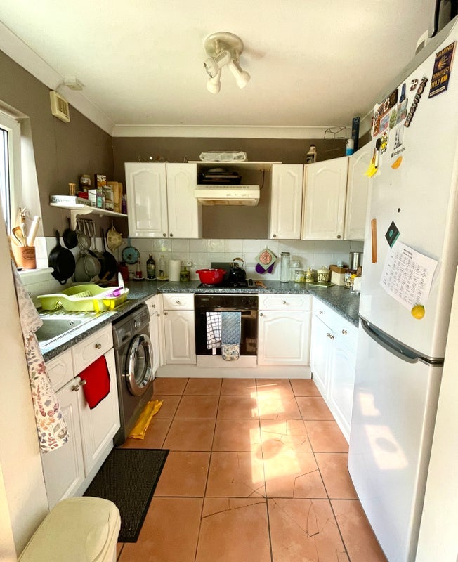 Room Tinto Road in Greater London