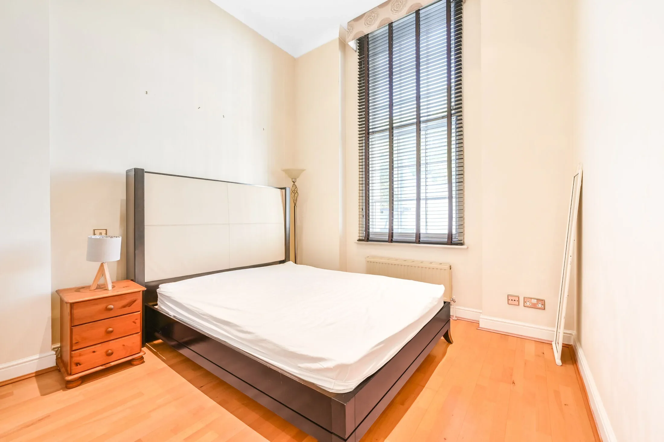Flat Grosvenor Gardens in City of Westminster