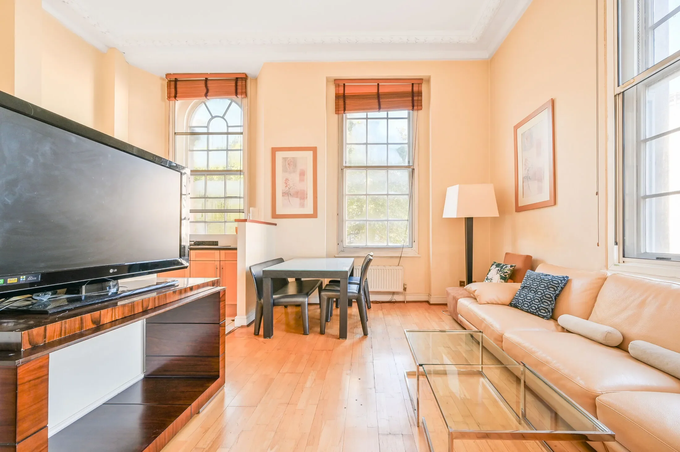 Flat Grosvenor Gardens in City of Westminster