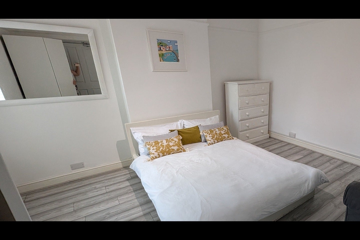 Room Dolphin Road in Slough