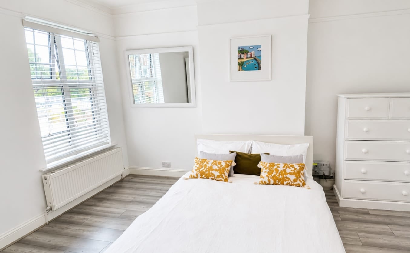 Room Dolphin Road in Slough