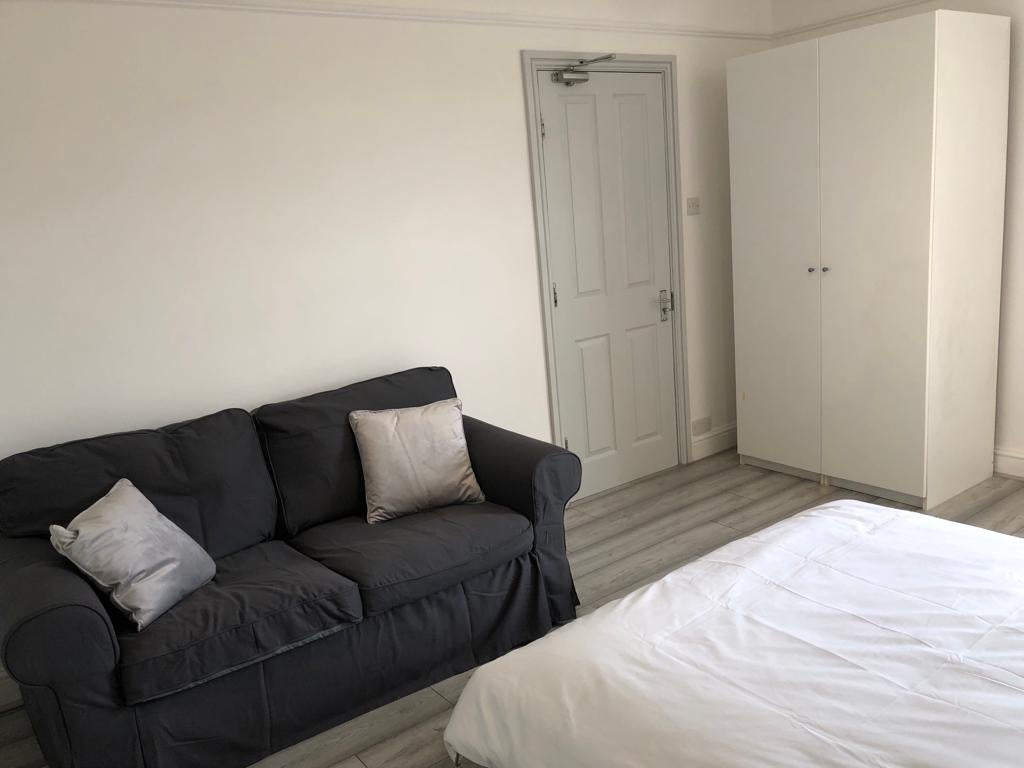 Room Dolphin Road in Slough