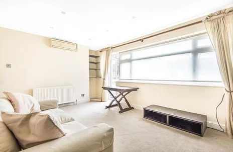 Flat Orchard Avenue in Greater London