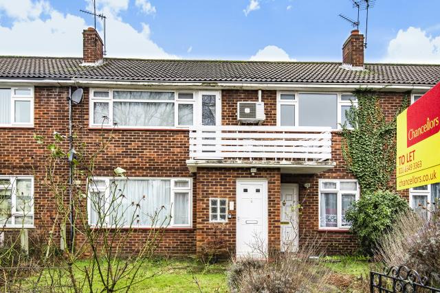 Flat Orchard Avenue in Greater London