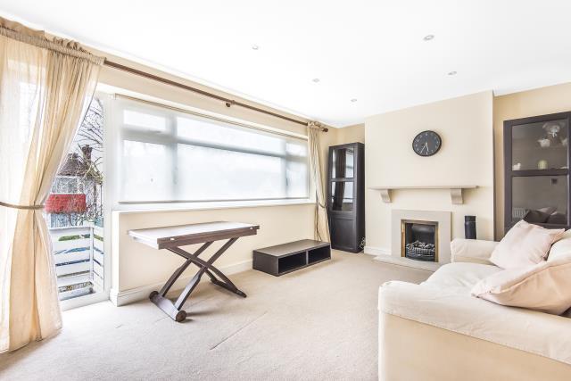 Flat Orchard Avenue in Greater London