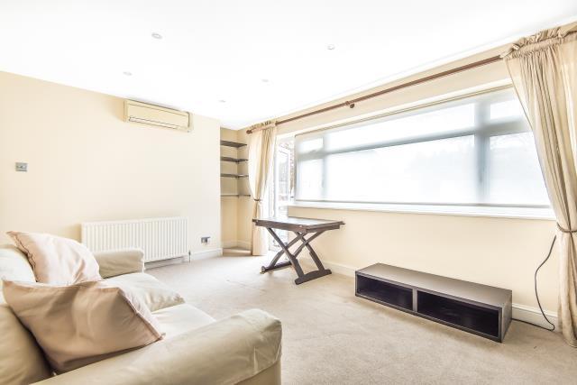 Flat Orchard Avenue in Greater London