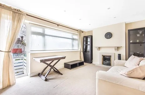 Flat Orchard Avenue in Greater London