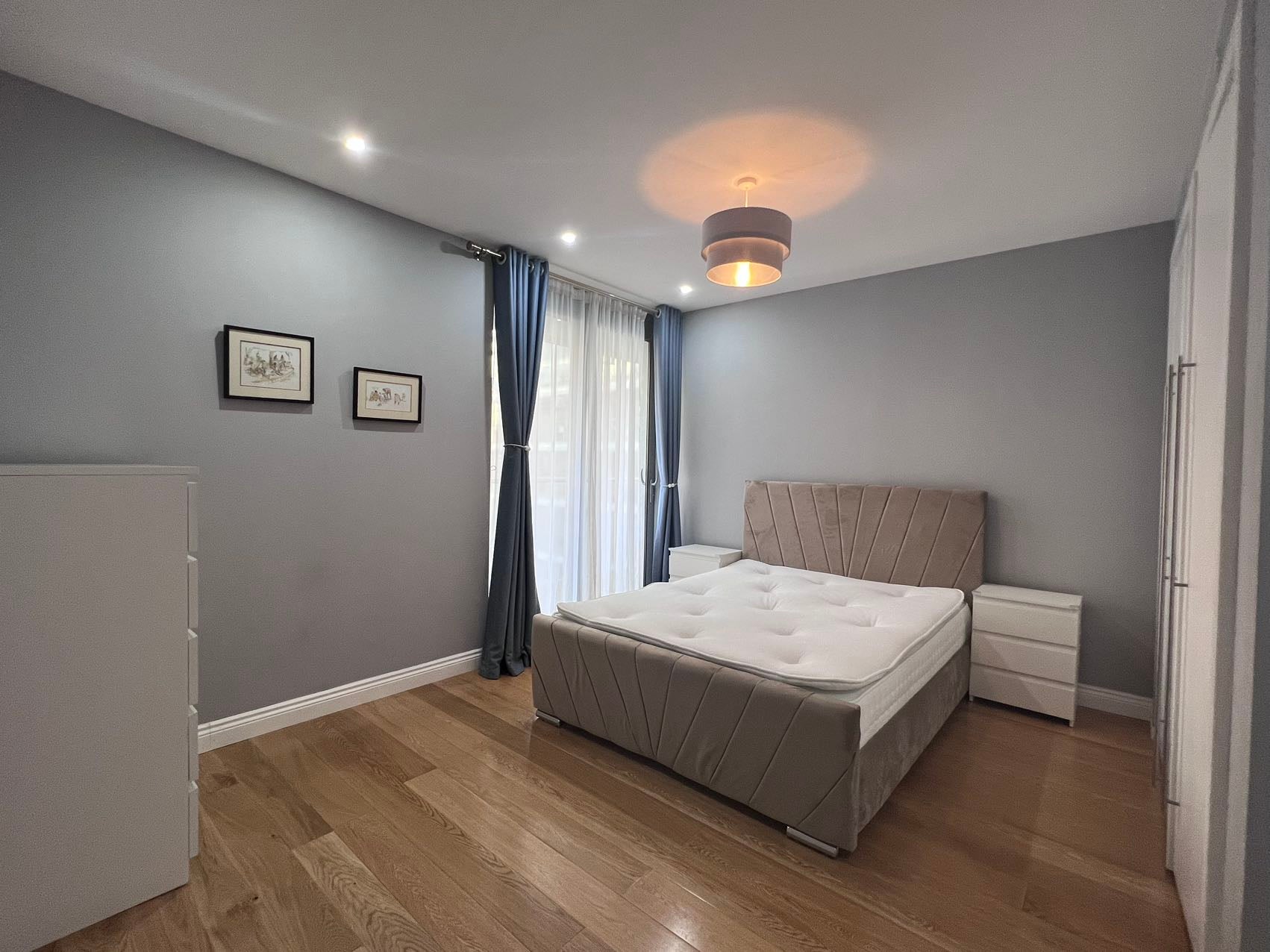 Flat Eastfields Avenue in Greater London