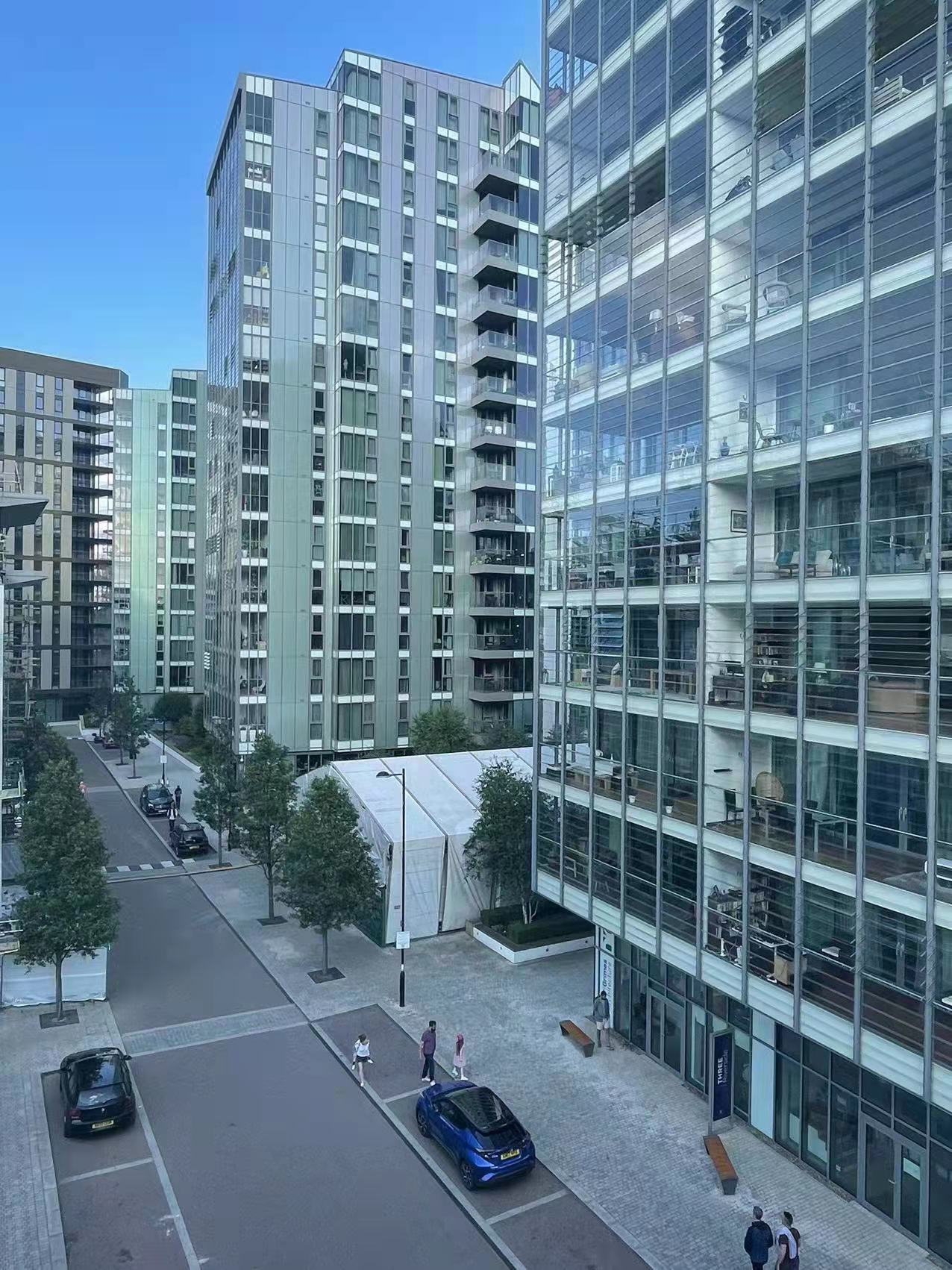 Flat Eastfields Avenue in Greater London