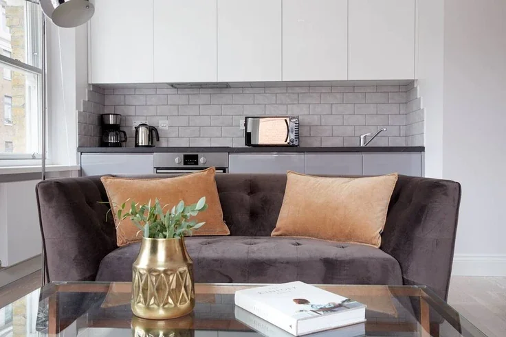 Flat Bloomsbury Way in Greater London