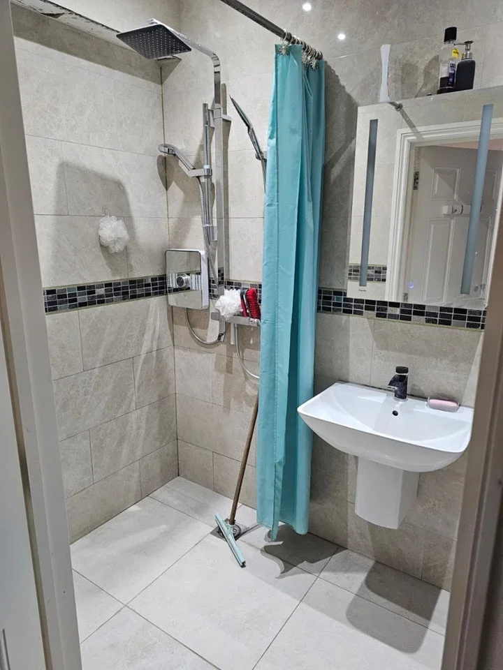 Flat Dawlish Drive in Greater London