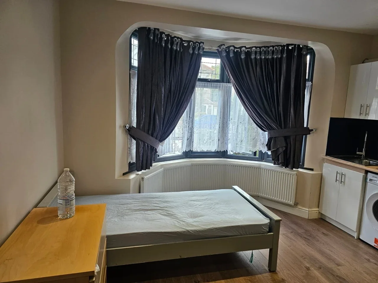 Flat Dawlish Drive in Greater London