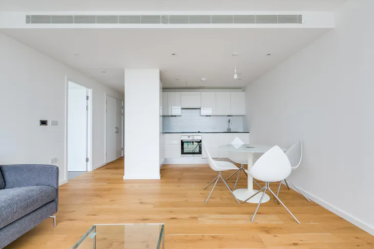 Flat Sundew Avenue in Greater London