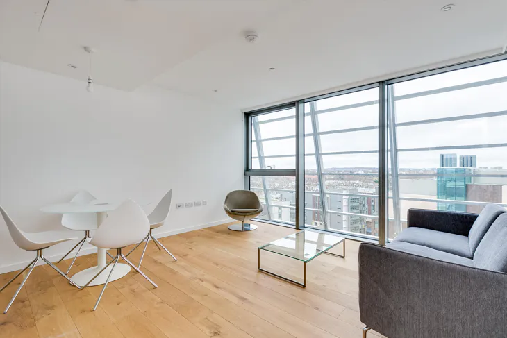 Flat Sundew Avenue in Greater London