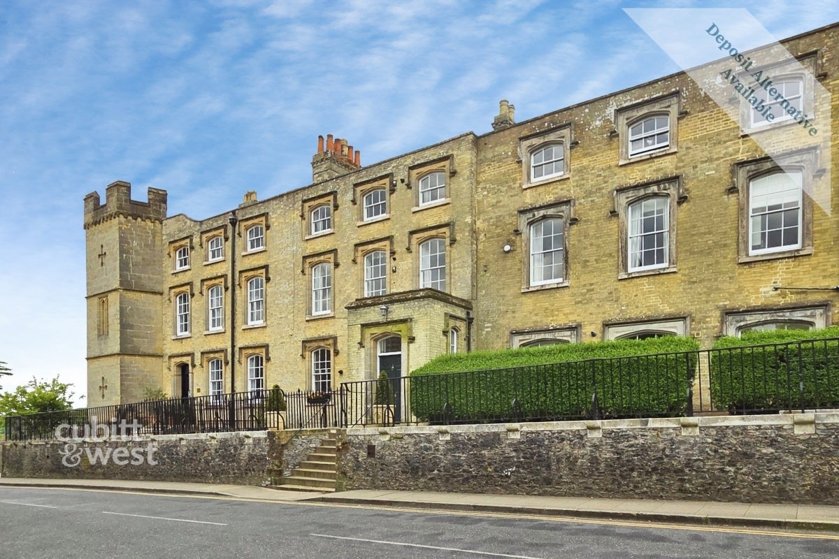 Flat Glanville Way in Epsom and Ewell