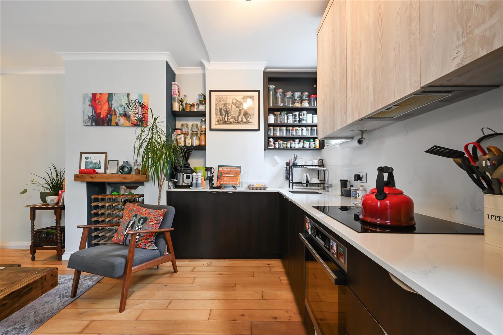 Flat Byegrove Road in Greater London