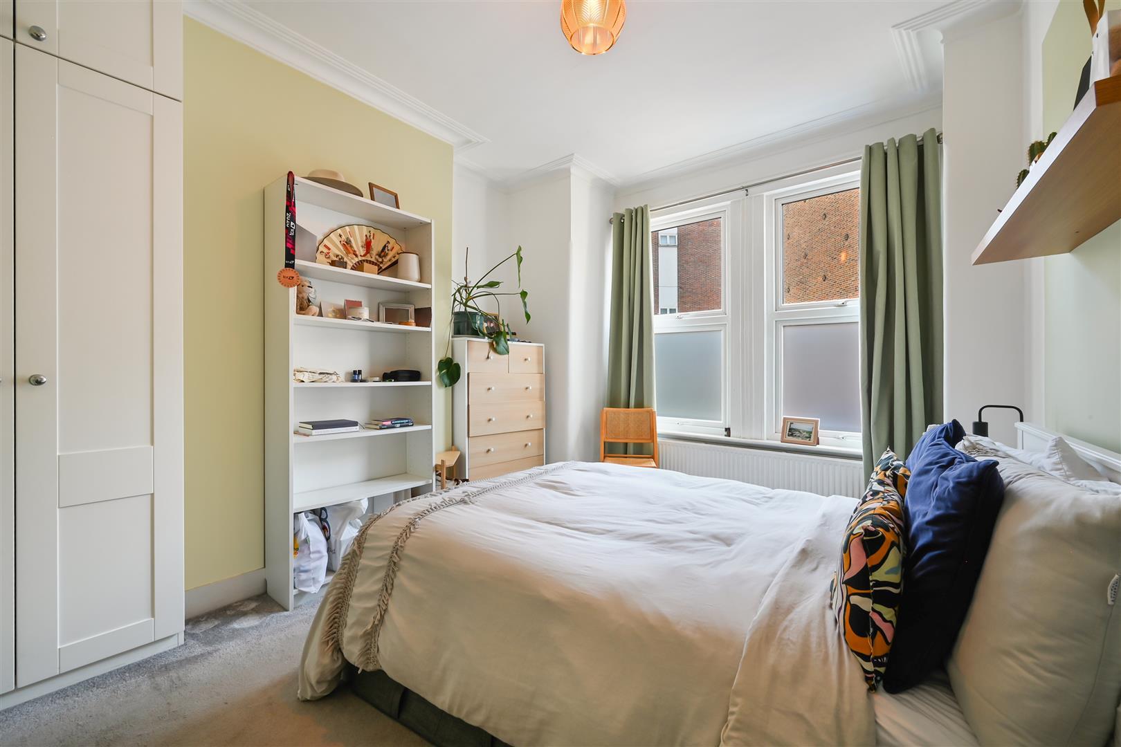 Flat Byegrove Road in Greater London