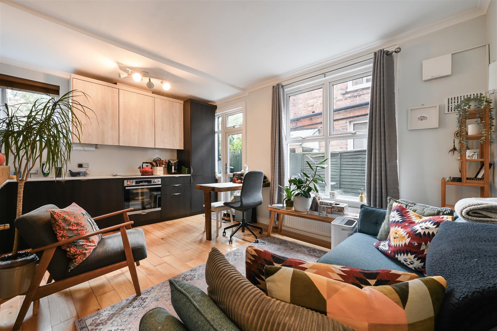 Flat Byegrove Road in Greater London
