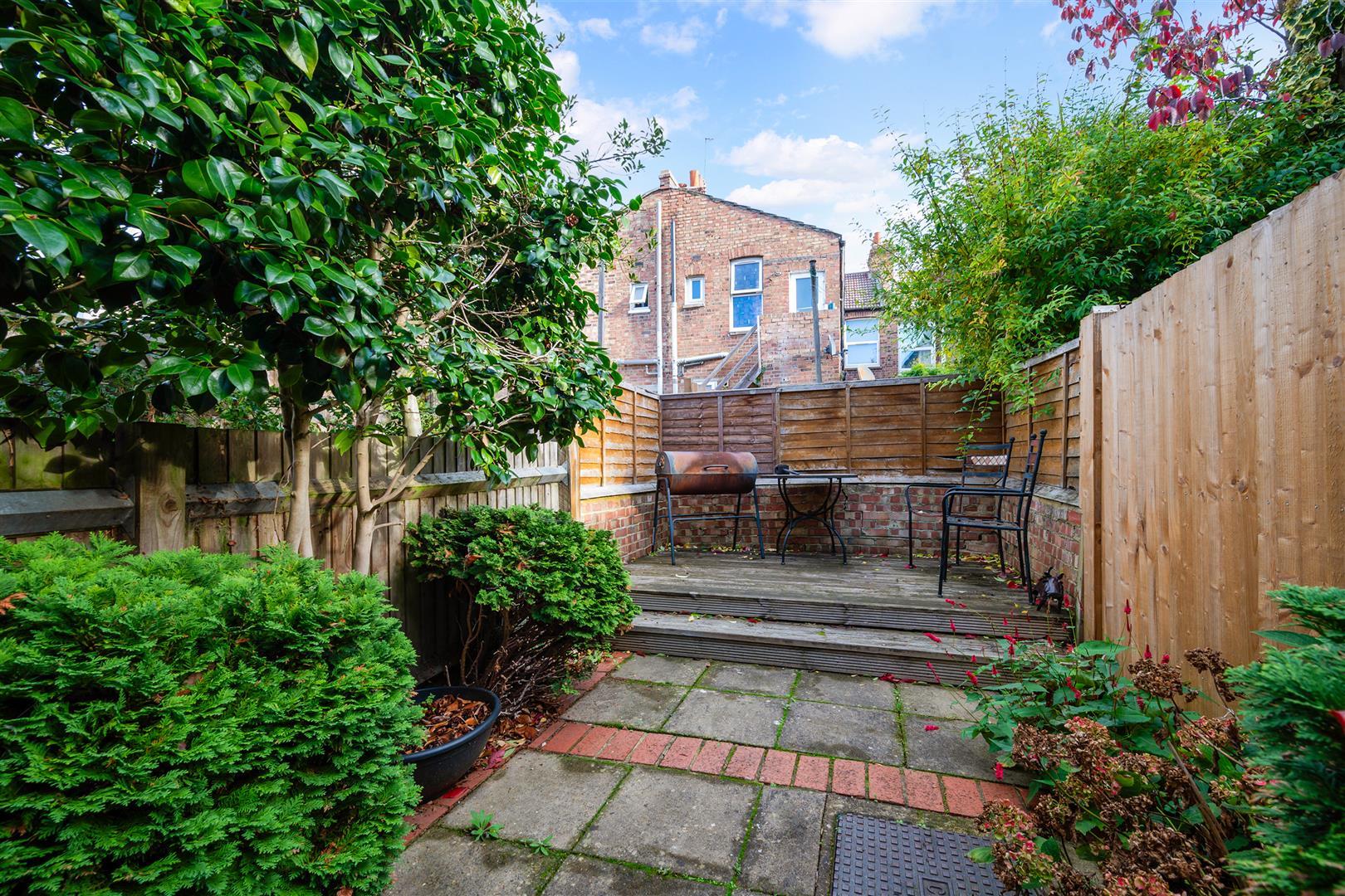Flat Byegrove Road in Greater London