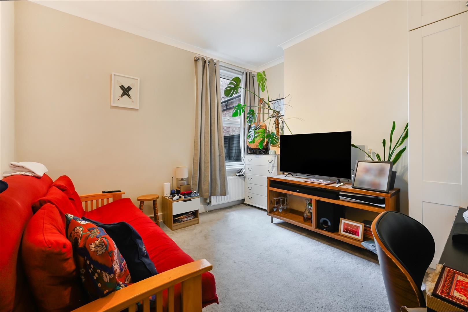 Flat Byegrove Road in Greater London
