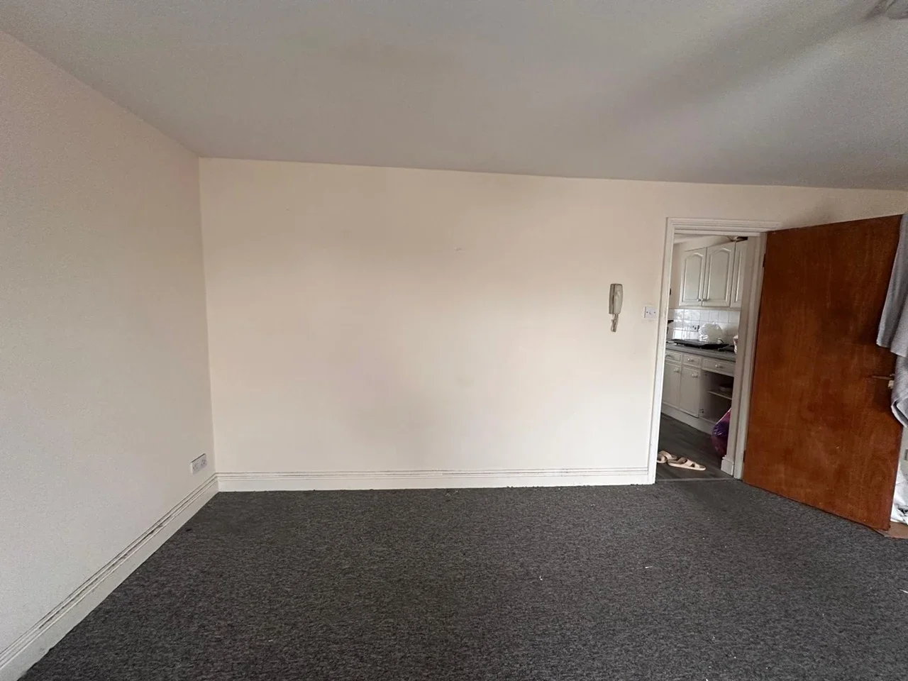 Flat Green Lane in Greater London