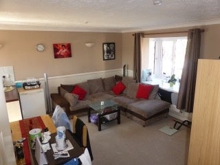 Flat Hawkesworth Drive in Surrey Heath